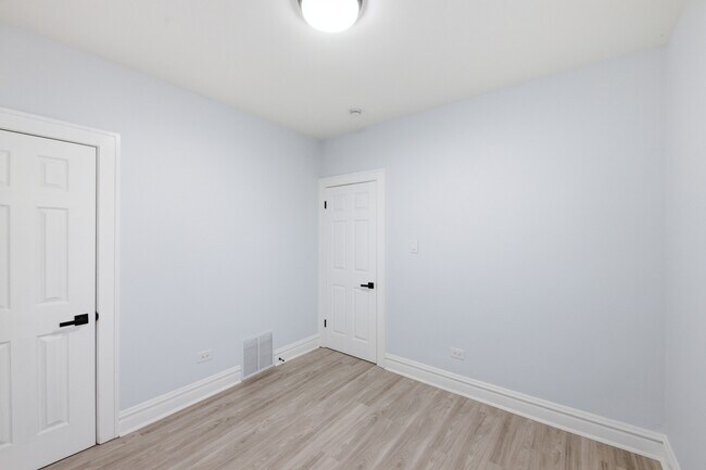 Building Photo - 142 W 103rd Pl