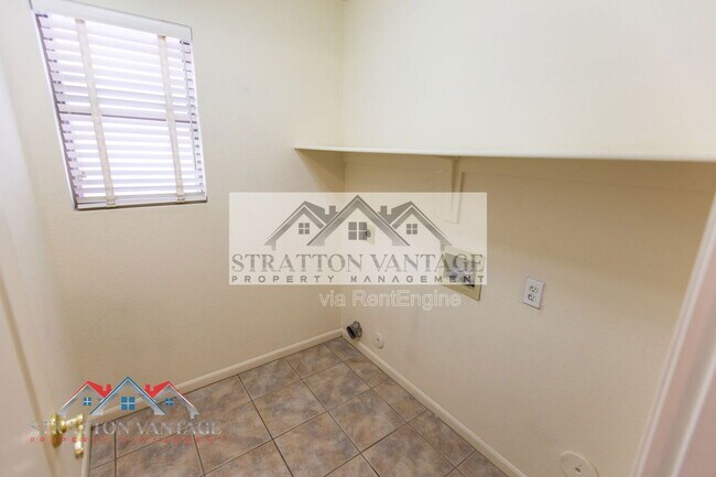 Building Photo - 960 E Constitution Dr