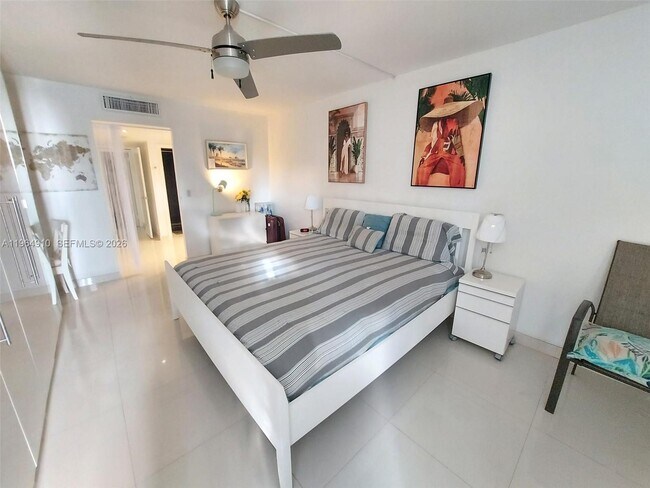 Building Photo - 3375 N Country Club Dr