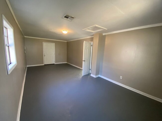 Building Photo - Spacious 4-Bedroom Home – Section 8 Welcome!