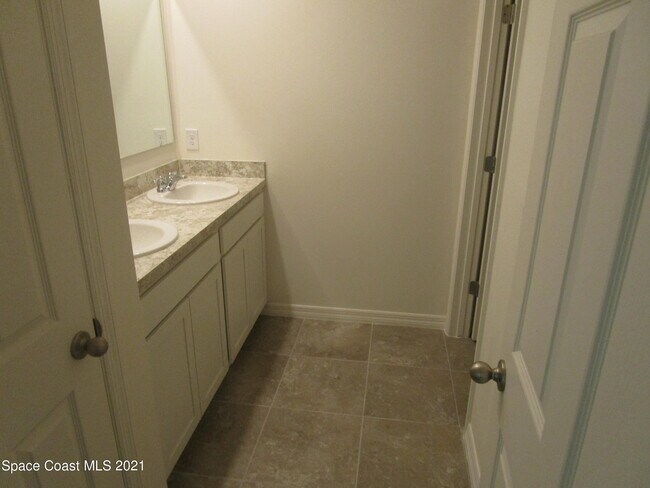 Building Photo - 3635 Peony Ct SE
