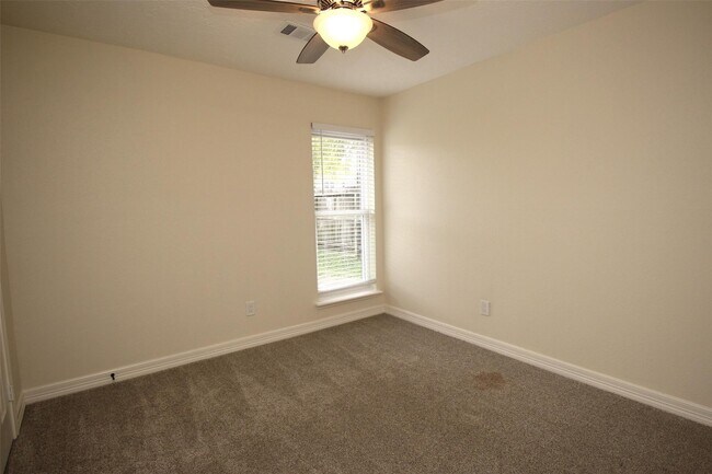 Building Photo - 805 Willow Creek Dr