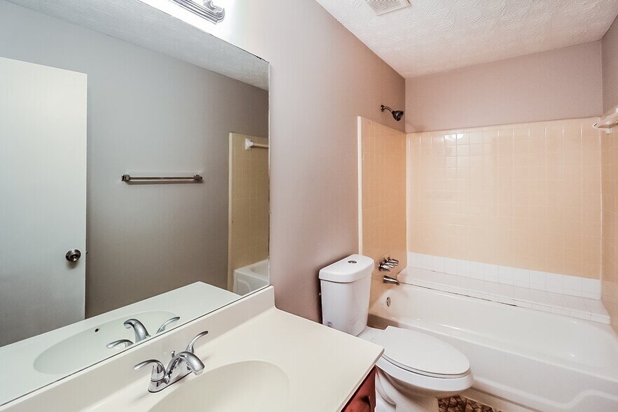 Building Photo - 2468 Mistletoe Ln SW