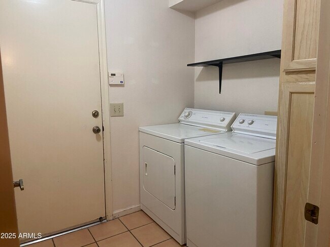 Building Photo - 4325 E Greenway Ln