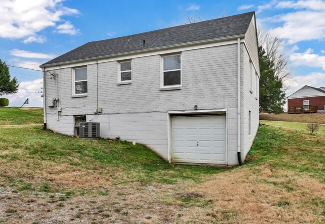 Building Photo - Conveniently Located off Memorial Dr! Lovely 2 Bed 1 Bath Home!