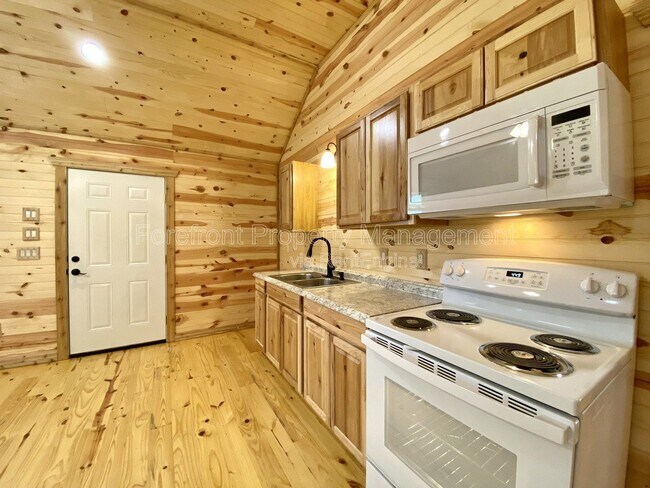 Building Photo - 624 Deer Creek Dr W
