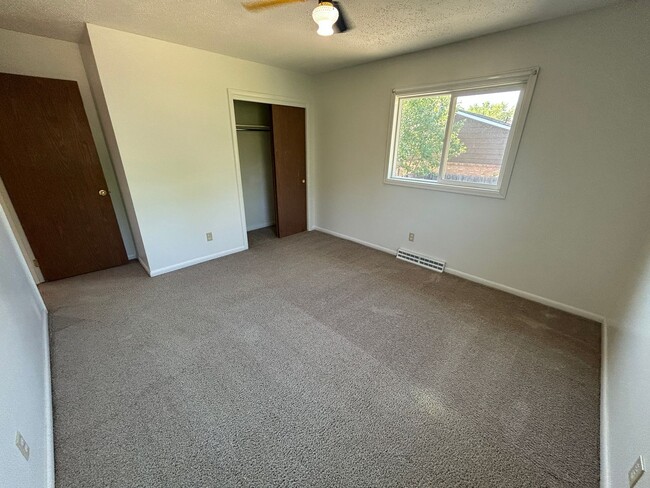 Building Photo - 5 Bed 2 Bath Home with 2 Car Attached Garage in Quiet Nice Neighborhood.