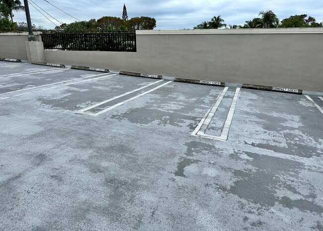 Building Photo - 200 NE 2nd Ave