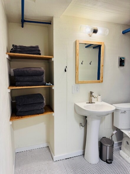 Building Photo - 102 McLeod Ave