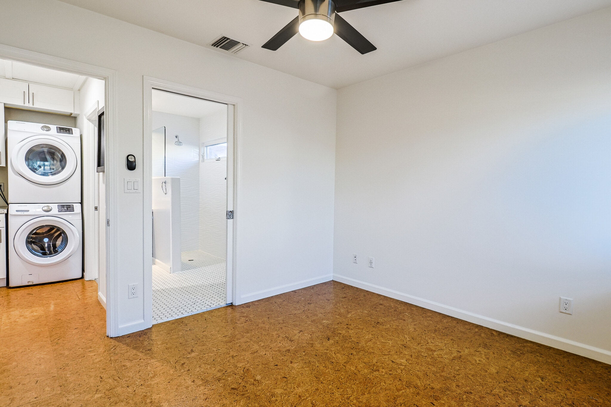 Building Photo - 256 W Tujunga Ave
