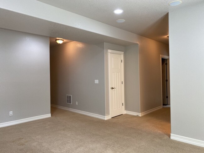 Building Photo - Start a Lease by 2/28/25 and pay $2,800 fo...