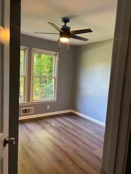 Building Photo - 1311 Lakeshore Cir