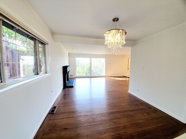 Building Photo - Hillsborough home with Bay views