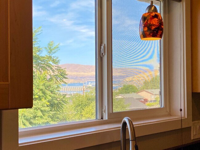 Building Photo - Home With Amazing River Views!