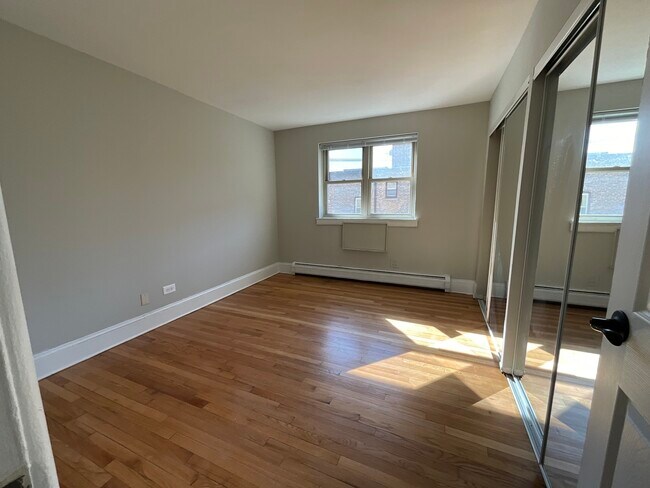 Building Photo - 5950 N Kenmore Ave