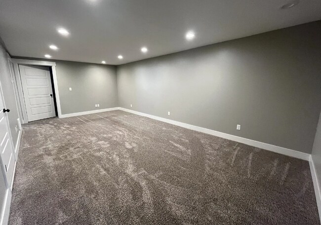 Building Photo - W701AR