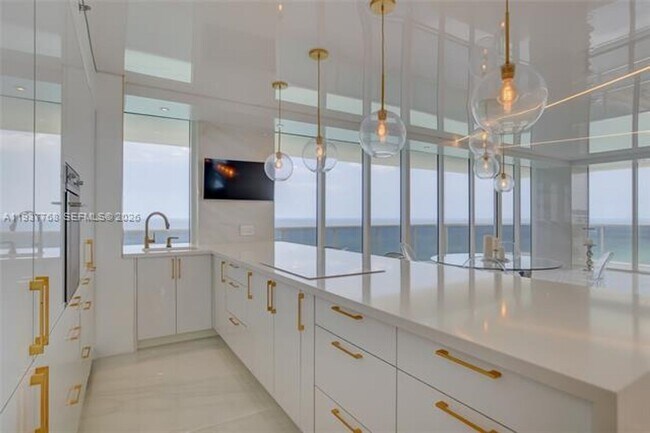 Building Photo - 1830 S Ocean Dr