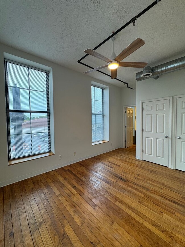 Building Photo - Main Street Loft Apartment