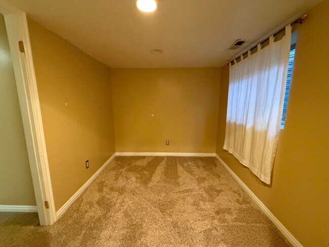 Building Photo - 2080 Debeers Dr