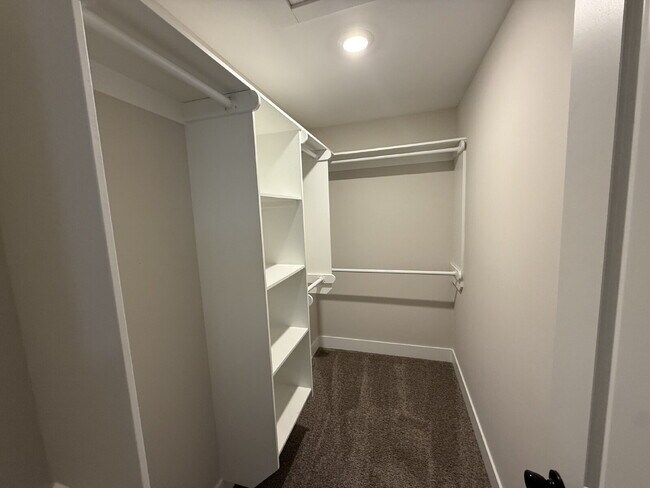 Building Photo - 3 bed, 2 bath Townhouse SE Grand Rapids