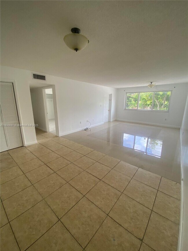 Building Photo - 6930 Miami Gardens Dr