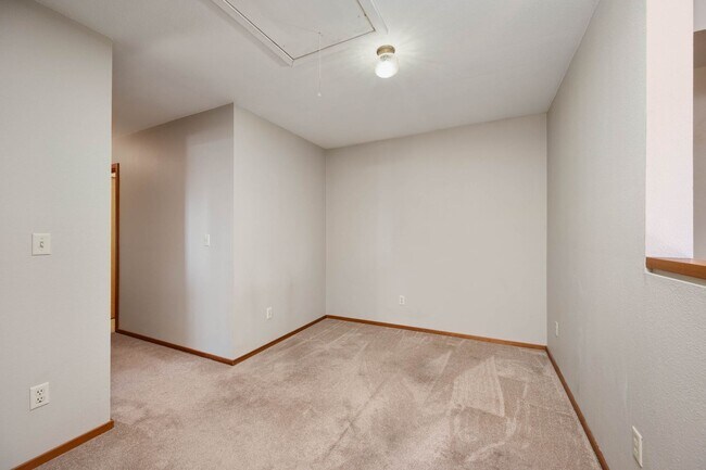 Building Photo - Beautiful home with views and in a gated c...