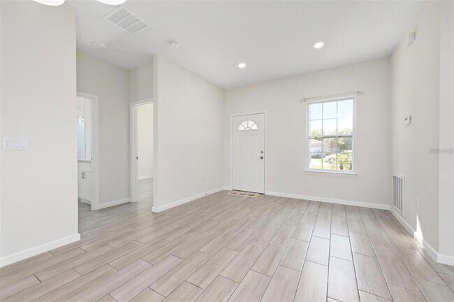 Building Photo - 719 Martin Ln