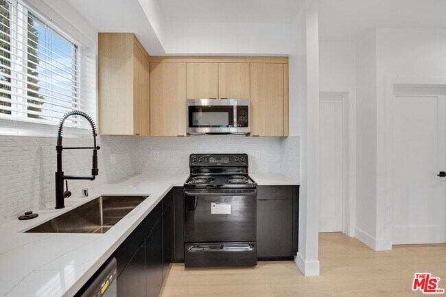 Building Photo - 438 E 28th St