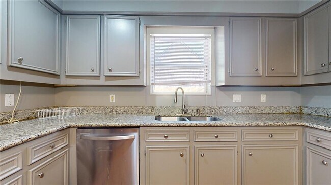Building Photo - 12618 Misty Valley Dr