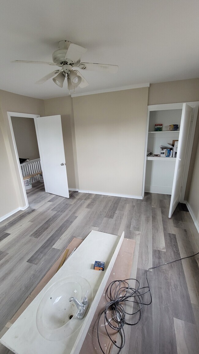 Building Photo - 465 Kossuth St