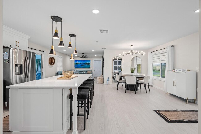 Building Photo - 9165 SE Yacht Club Cir