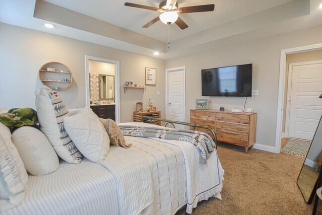 Building Photo - Pet Friendly Three Bedroom!