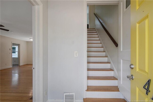 Building Photo - 415 Vista Dr