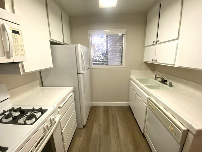 Building Photo - 2 Weeks Free Rent! 2 Bedroom Hermosa Beach Condo - Close to Everything!
