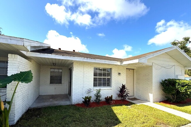 Building Photo - Charming 1-Bedroom Spacious Retreat in Bra...