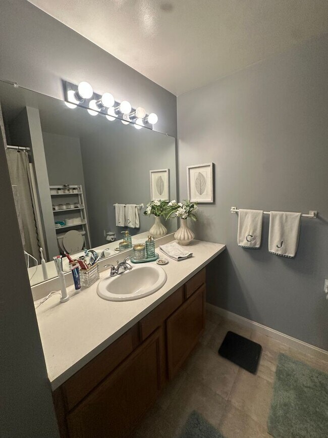 Building Photo - 2 Bed/1.5 Bath Townhouse available 9/1/2026