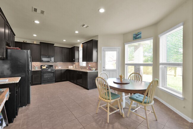 Building Photo - 241 Lake Estates Dr