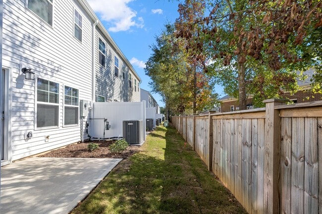 Building Photo - 130 Paramount Dr