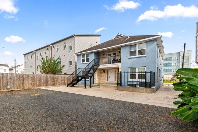 Building Photo - 2116 Live Oak St