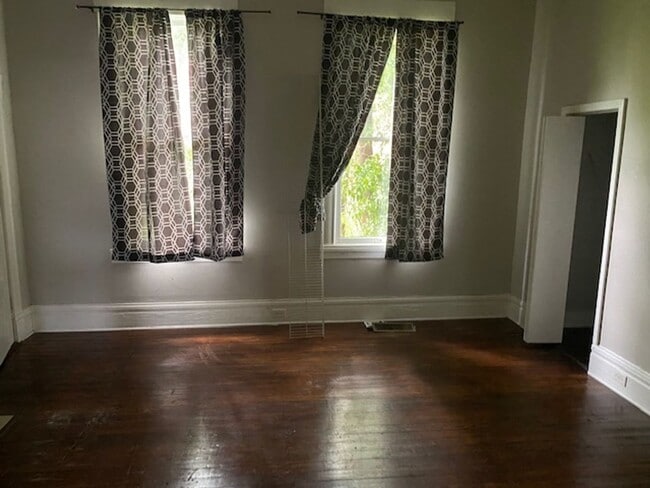 Building Photo - Three bedroom two bath house ready for a new resident