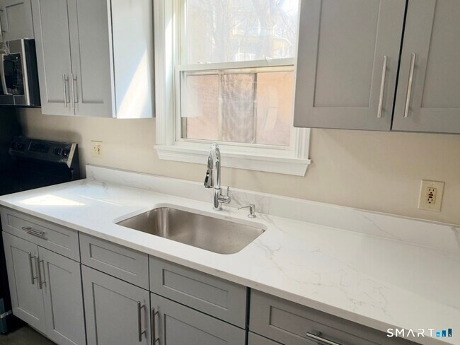 Building Photo - 3 Maple St