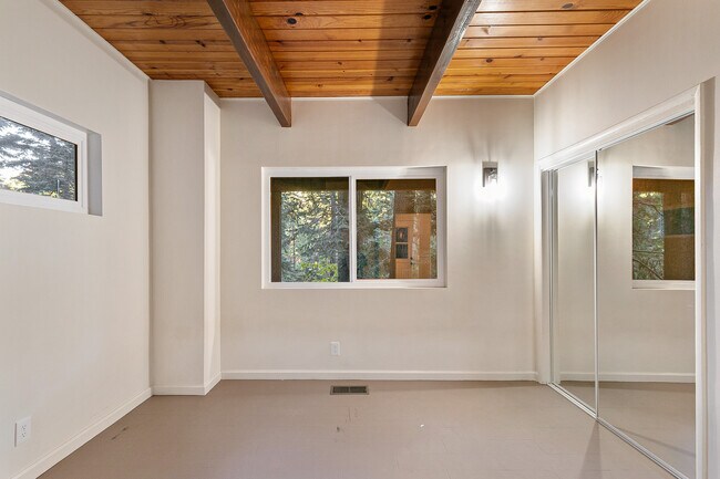 Building Photo - 729 Rhine Rd