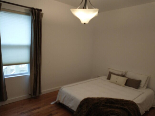 Building Photo - 2425 N Clybourn Ave