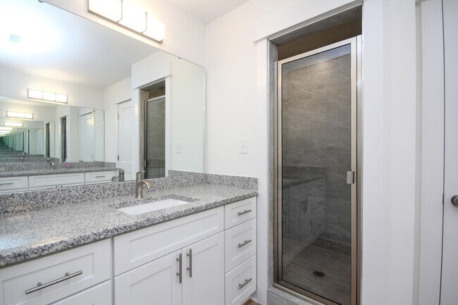 Building Photo - Luxury Three Bedroom Townhouse in Lincolnton