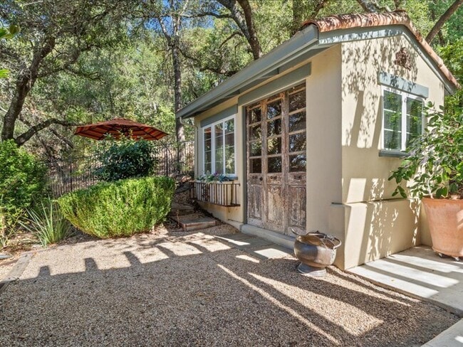 Building Photo - 265 Clear Ridge Dr