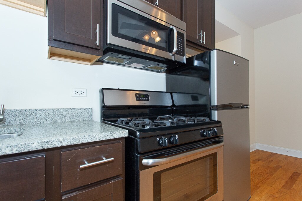Building Photo - 4735 N Hermitage Ave
