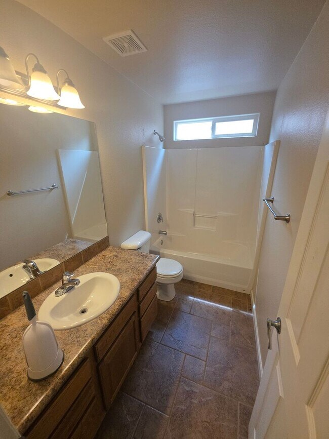 Building Photo - 3018 Oakwood Dr
