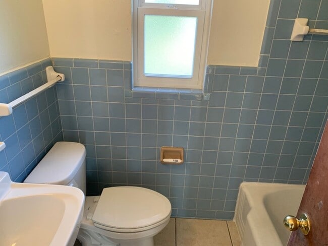 Building Photo - 4 bed 2 bath House- Walk to Doak Campbell Stadium!! Available August 2026!