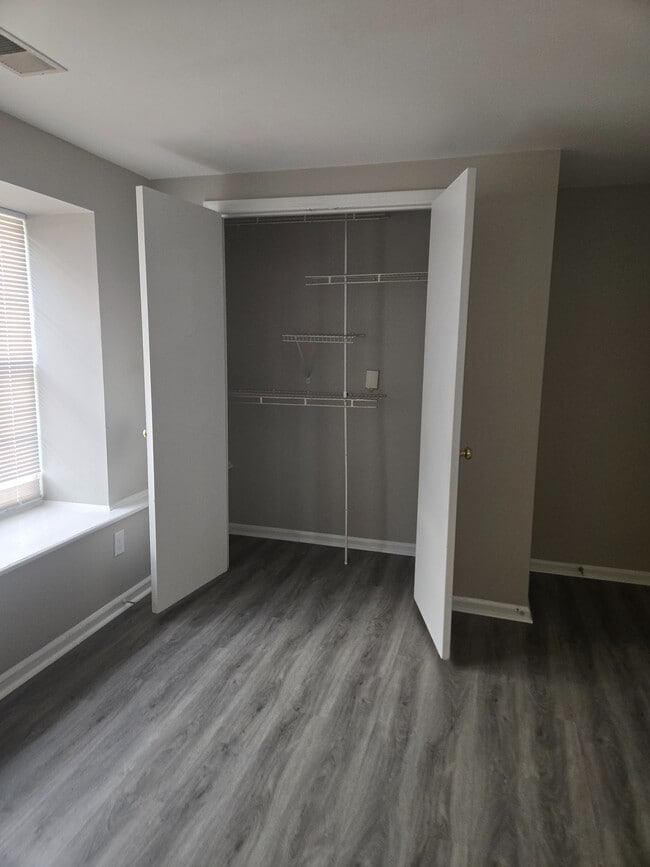 Building Photo - Room in Apartment on Arlyn Cir