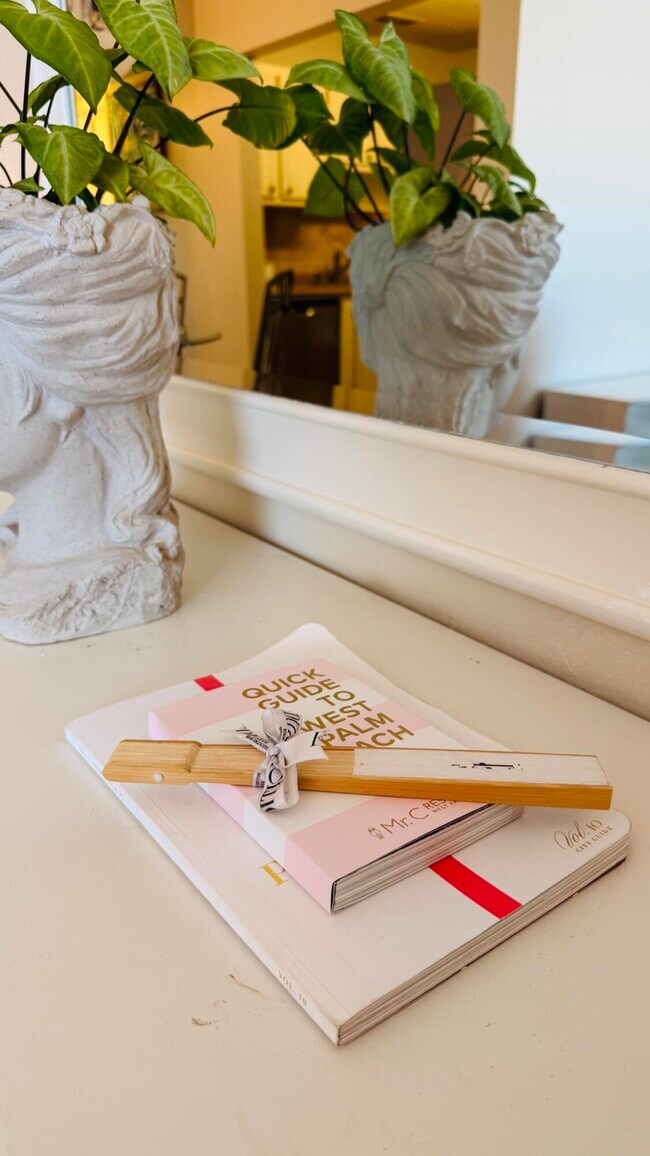 Building Photo - 2102 Lake Osborne Dr